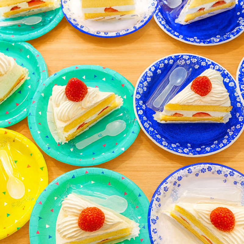 甘いケーキに大喜び