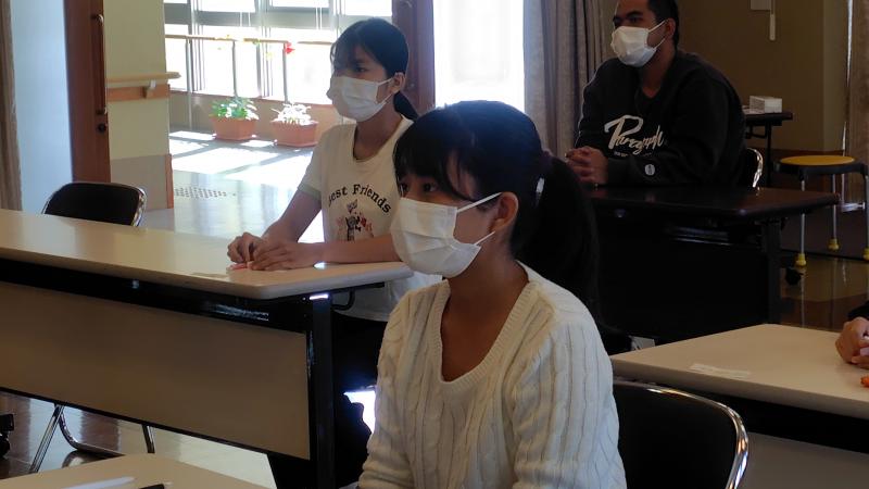 真剣に話を聞くCさんとMさん